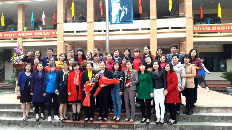 Tập thể trường THCS Him Lam trong ngày chia tay hai cô giáo về nghỉ hưu