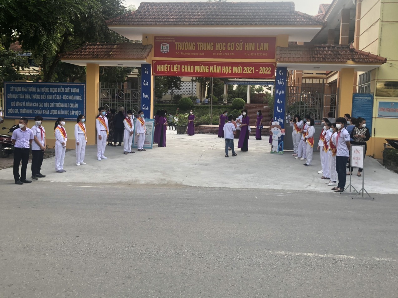 Đón HS khối 6 tựu trường