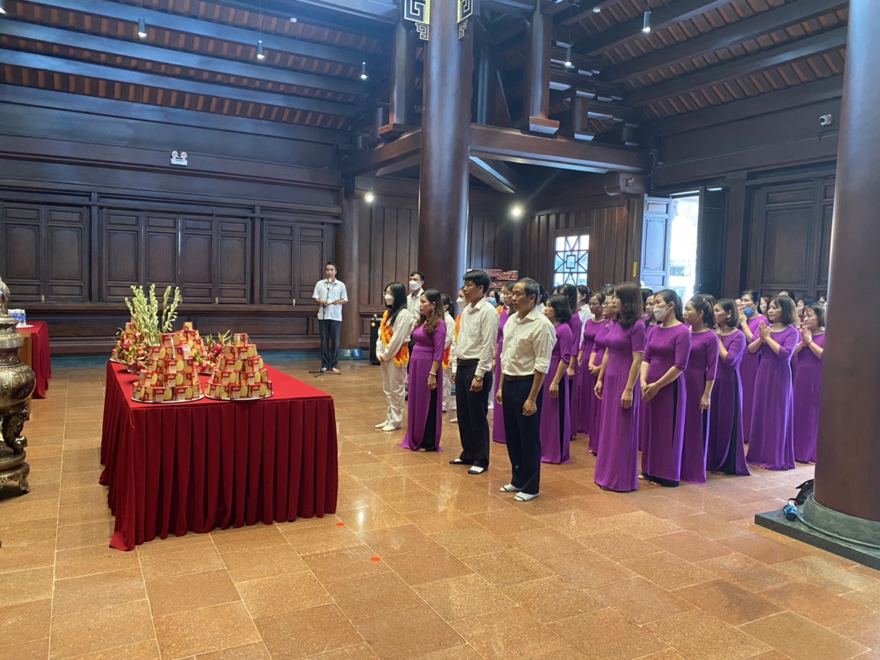 Dâng hương tưởng niệm các anh hùng liệt sĩ