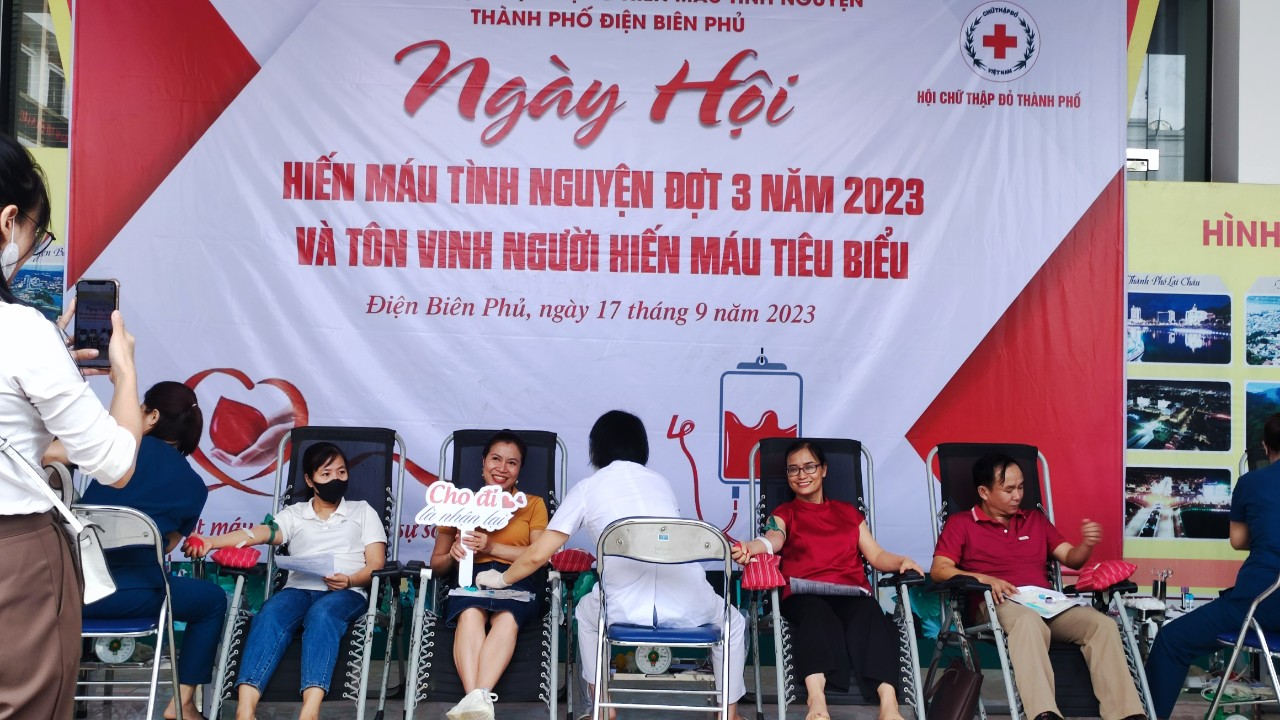 Công đoàn viên trường THCS Him Lam tham gia " Ngày hội hiến máu tình nguyện"