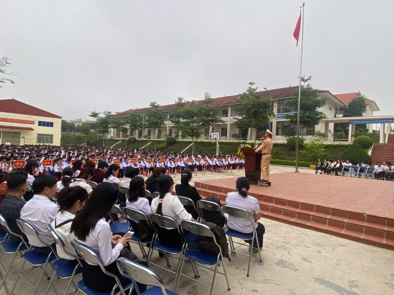 Tuyên truyền phổ biến, giáo dục pháp luật về luật an toàn giao thông đường bộ tại trường THCS Him Lam