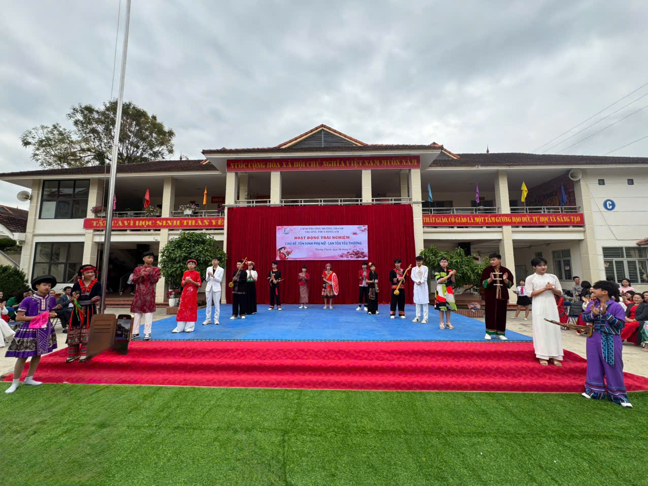 Hoạt động trải nghiệm với chủ đề “Tôn vinh phụ nữ - Lan tỏa yêu thương”