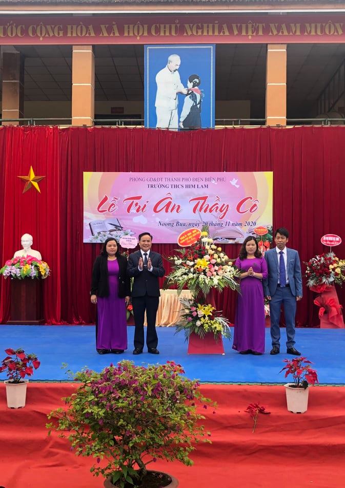 ANH 10 Đại biểu tặng hoa