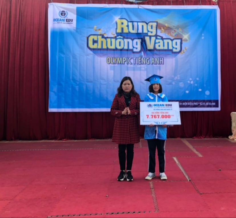 Anh 3 cô Đai trao giải Nhất