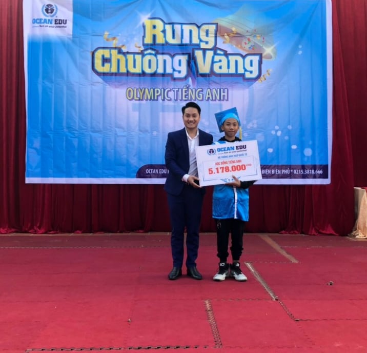 Anh 4 Ông Trung trao giải Nhì