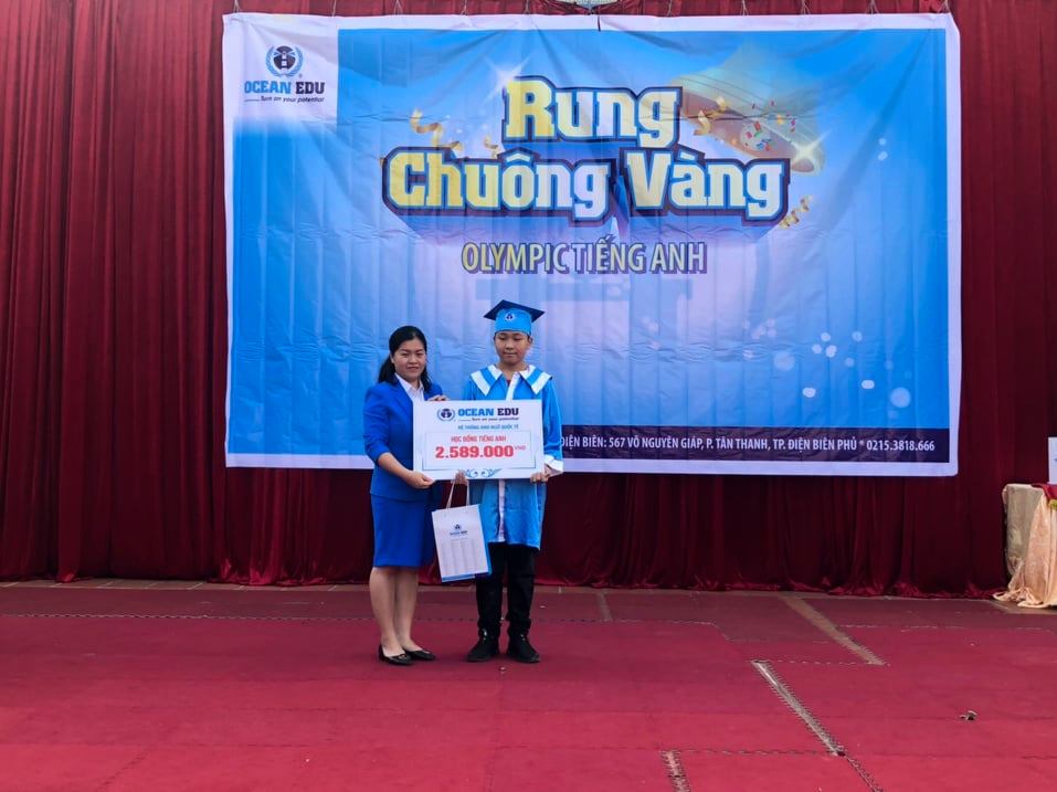 Anh 5 Cô Vân trao giải Ba