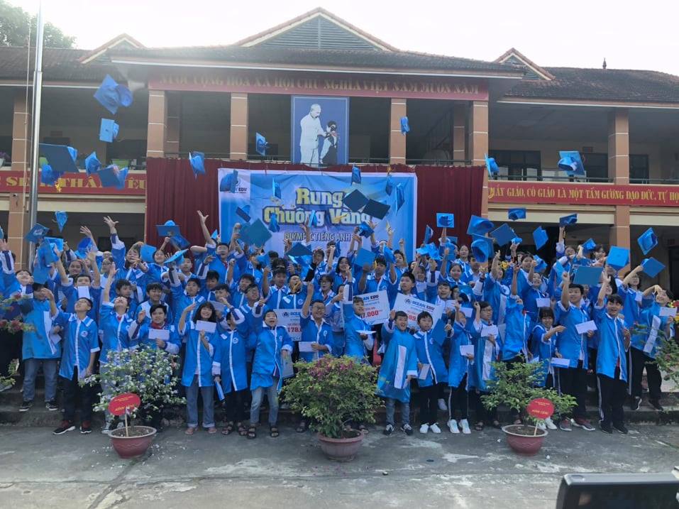 Anh 7 HS dự thi nhận giải