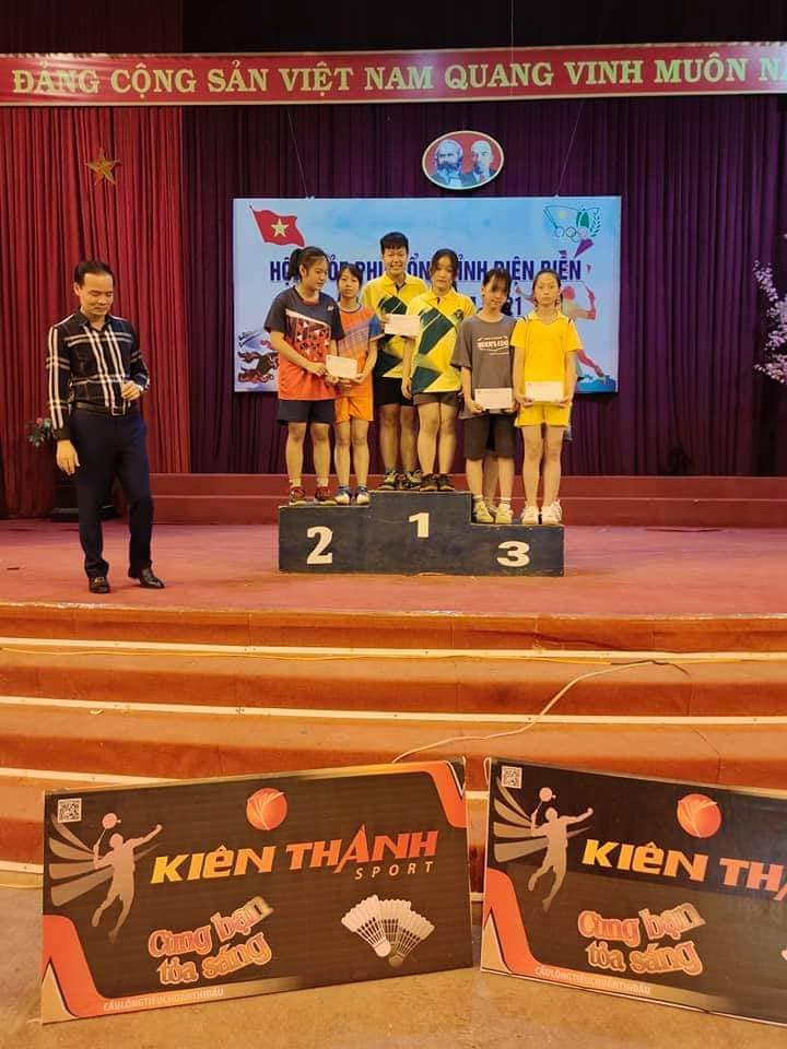 NHAT CAU LONG DOI NU