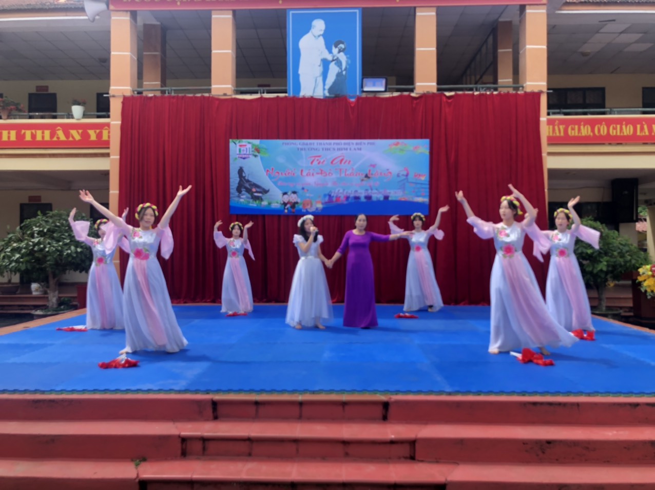 Ảnh 9 HS 8C5 Chia tay