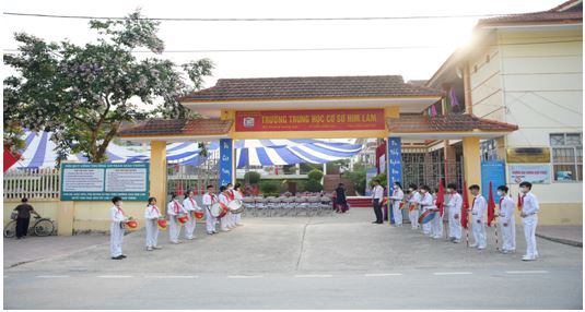 HS đón chào các đại biểu