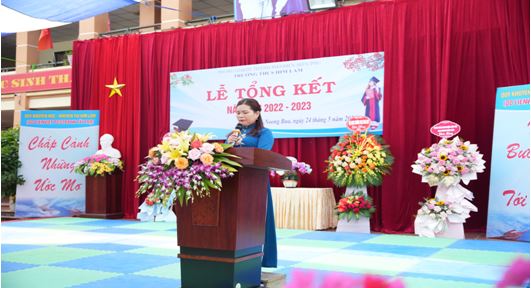 Đồng chí Cao Thị Đại thông qua báo cáo tổng kết năm học